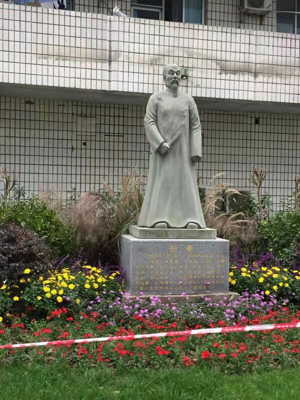 成都416医院里的张謇塑像.png